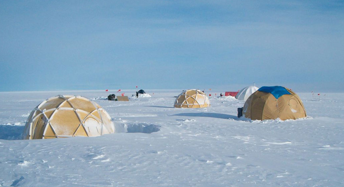 The camp on the Renland ice cap will be very similar to the camp on this picture from Flade Isblink in 2006.