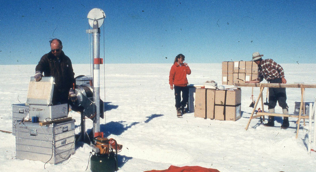 Sunshine operations during the 1988 Renland field campaign. From left to right: Sigfus. J. Johnsen, Margareta Hansson and Niels O. Andersen.